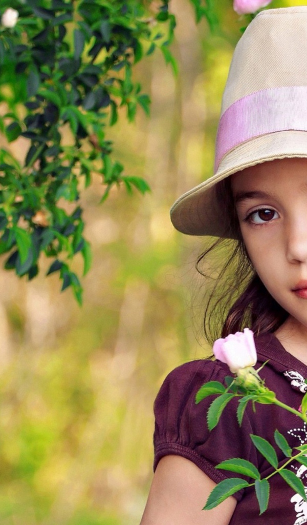 Маленькая кареглазая девочка в шляпе