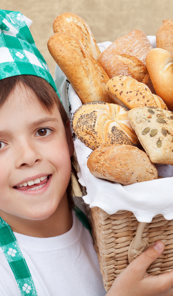 Маленькой поваренок с корзиной свежей выпечки 