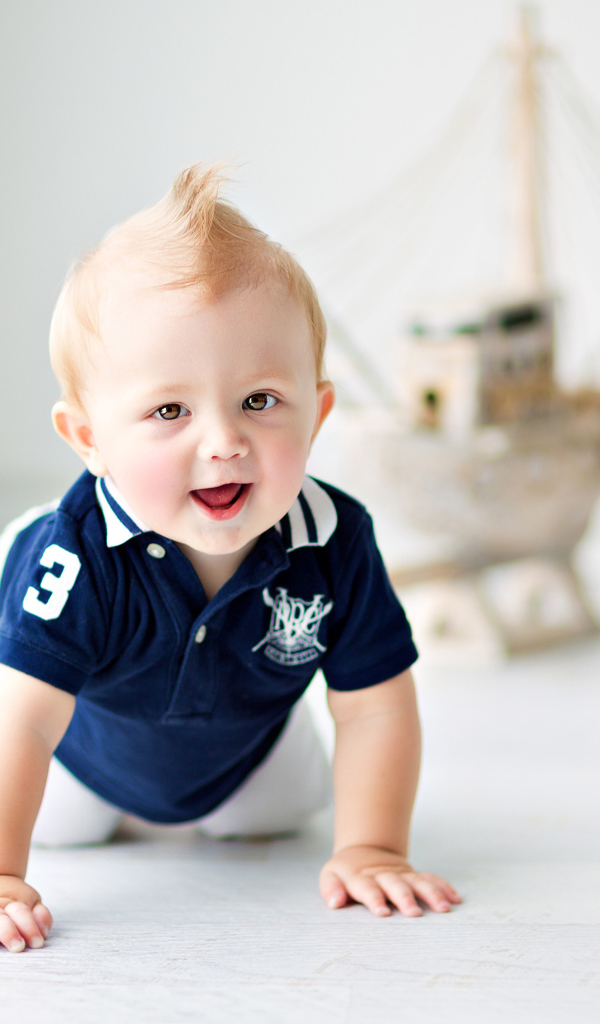 Маленький милый кареглазый мальчик