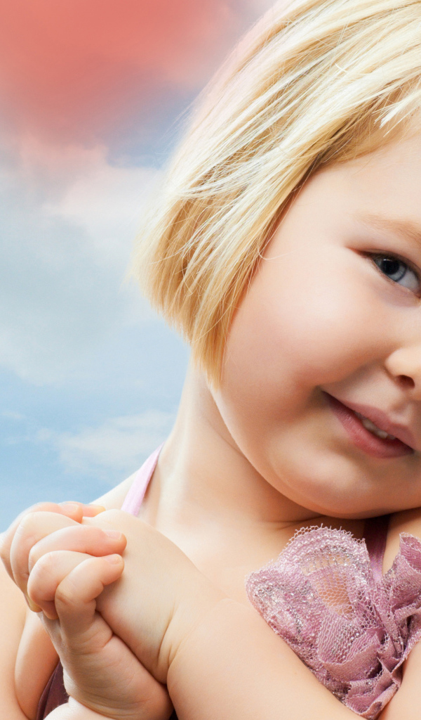 Маленькая милая девочка на фоне красных сердечек