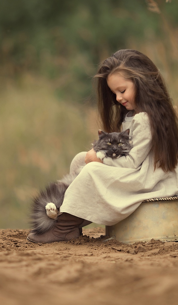 Маленькая милая девочка с котом на дороге 