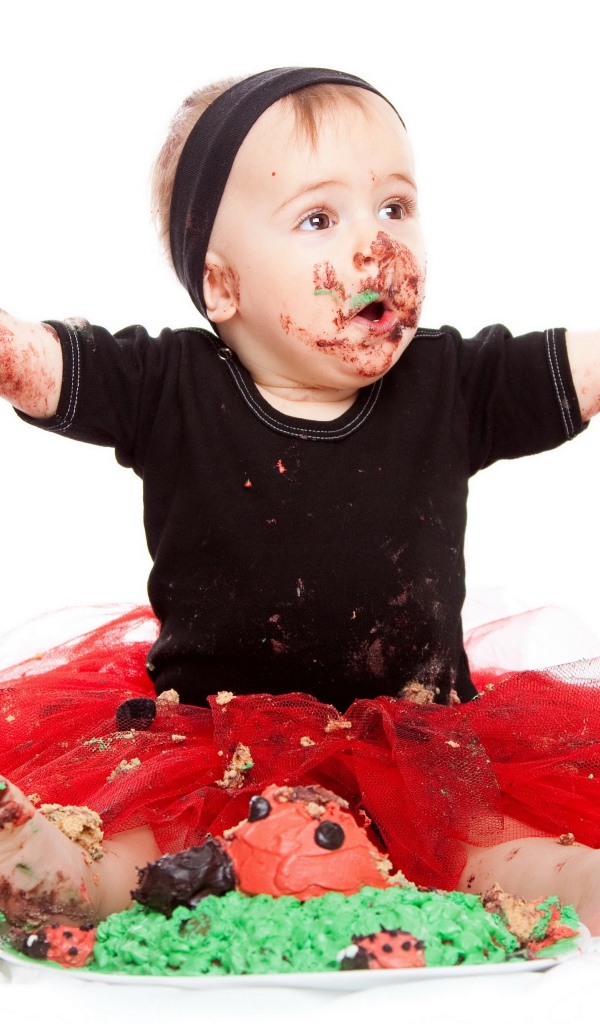 Маленькая смешная девочка в торте на белом фоне