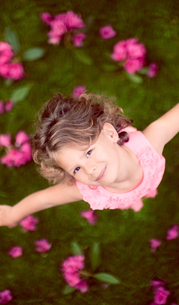 Маленькая девочка в розовом платье, вид сверху