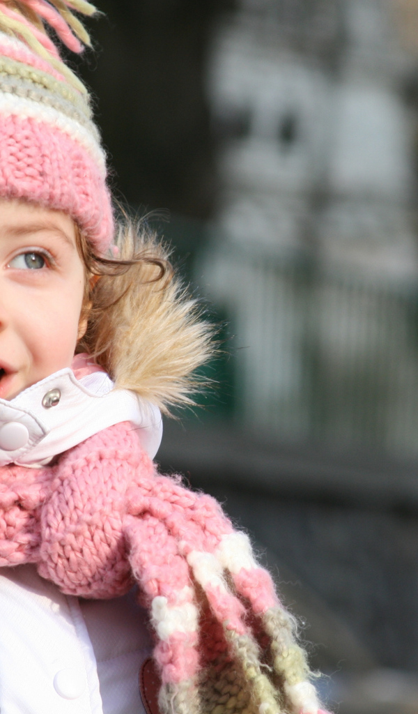 Маленькая девочка в теплой шапке с шарфом