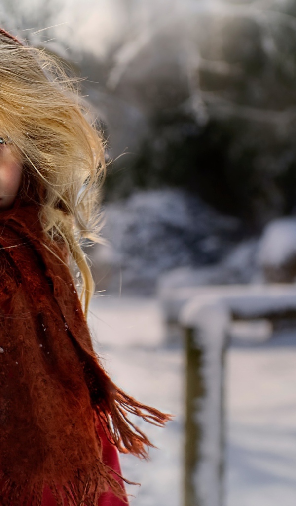 Маленькая девочка в теплом платке зимой