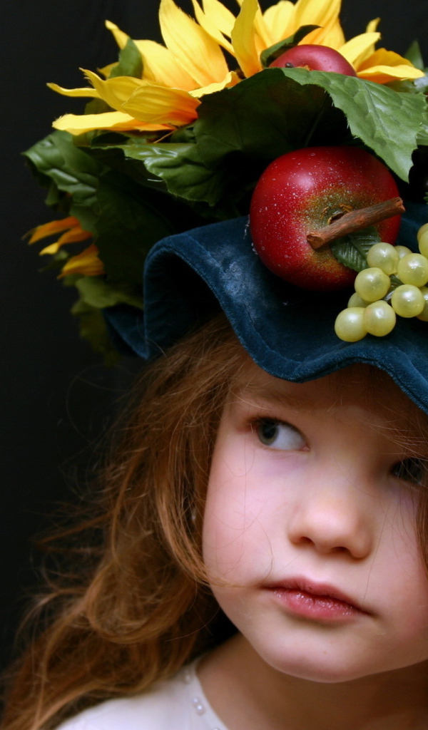 Маленькая девочка в необычной шляпе