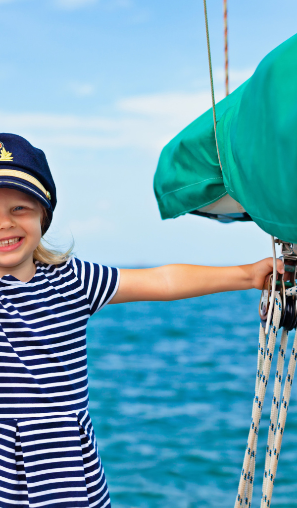 Маленькая девочка в униформе капитана