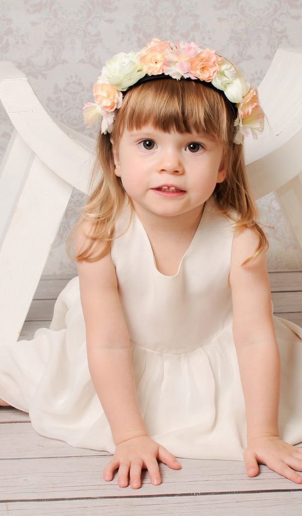 Маленькая девочка сидит на шпагате