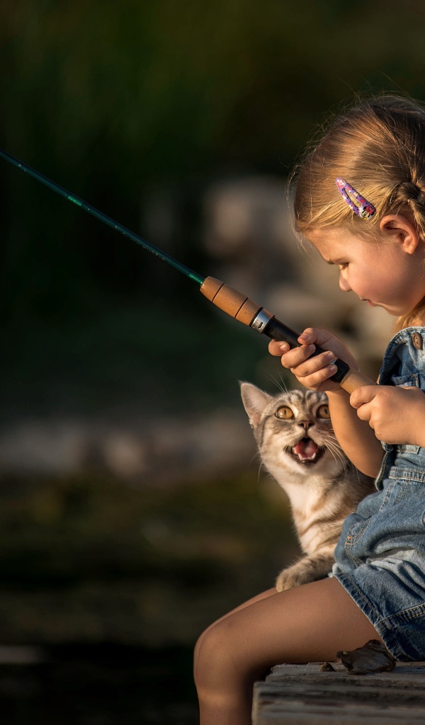 Маленькая девочка на рыбалке с котом