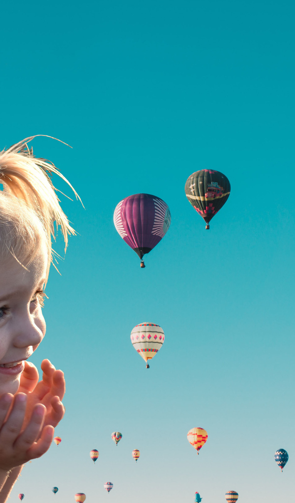 Маленькая девочка на фоне воздушных шаров