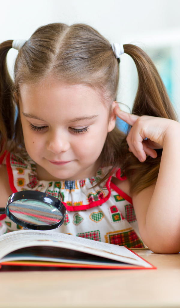 Маленькая девочка школьница с книгой 