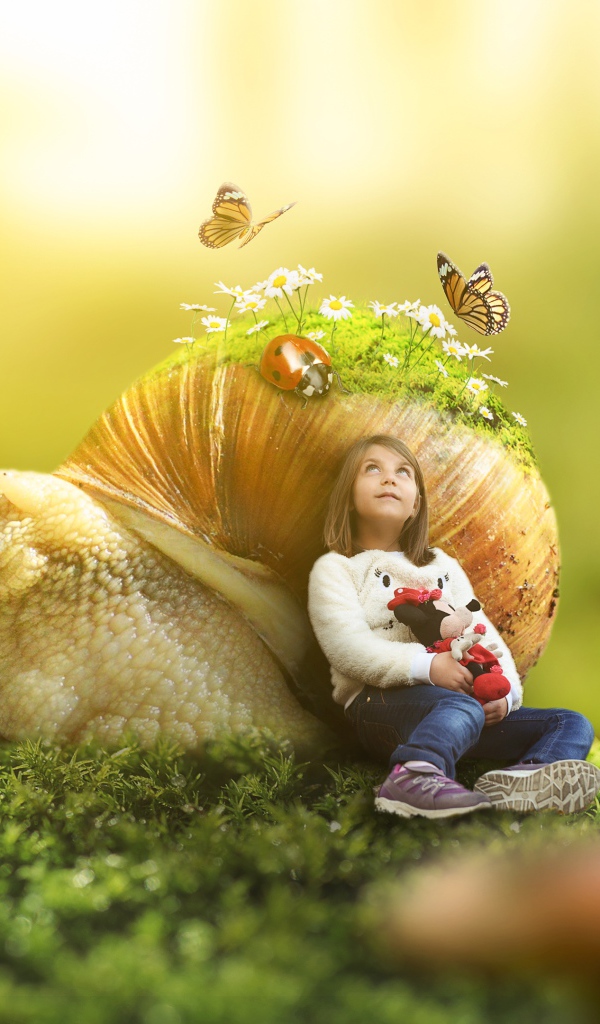 Маленькая девочка с большой улиткой