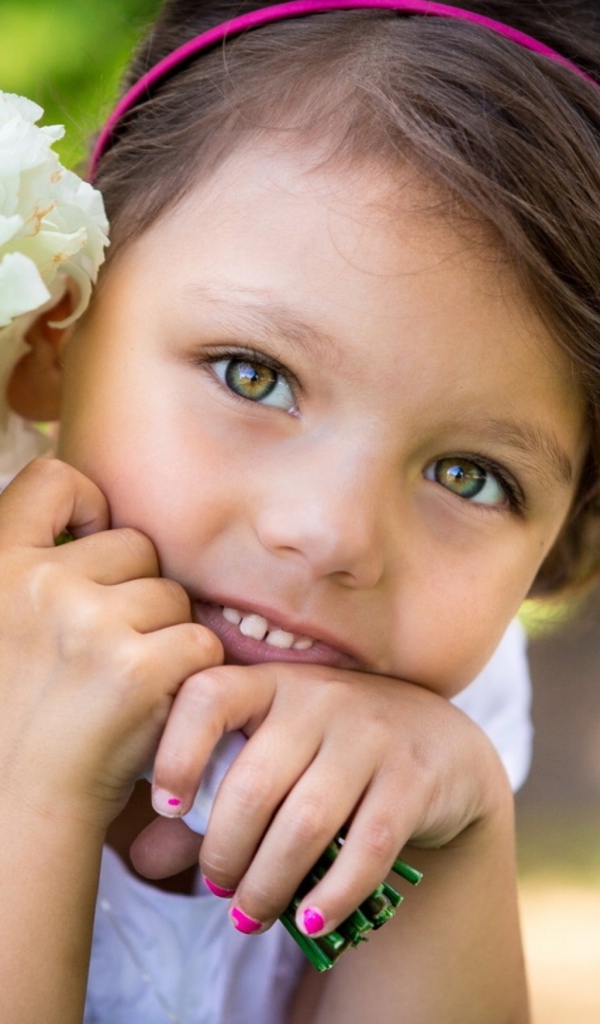 Маленькая девочка с букетом белых цветов в руках