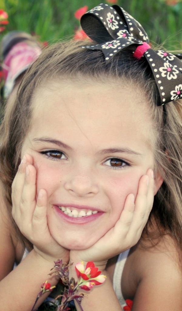 Маленькая девочка с бантом на голове