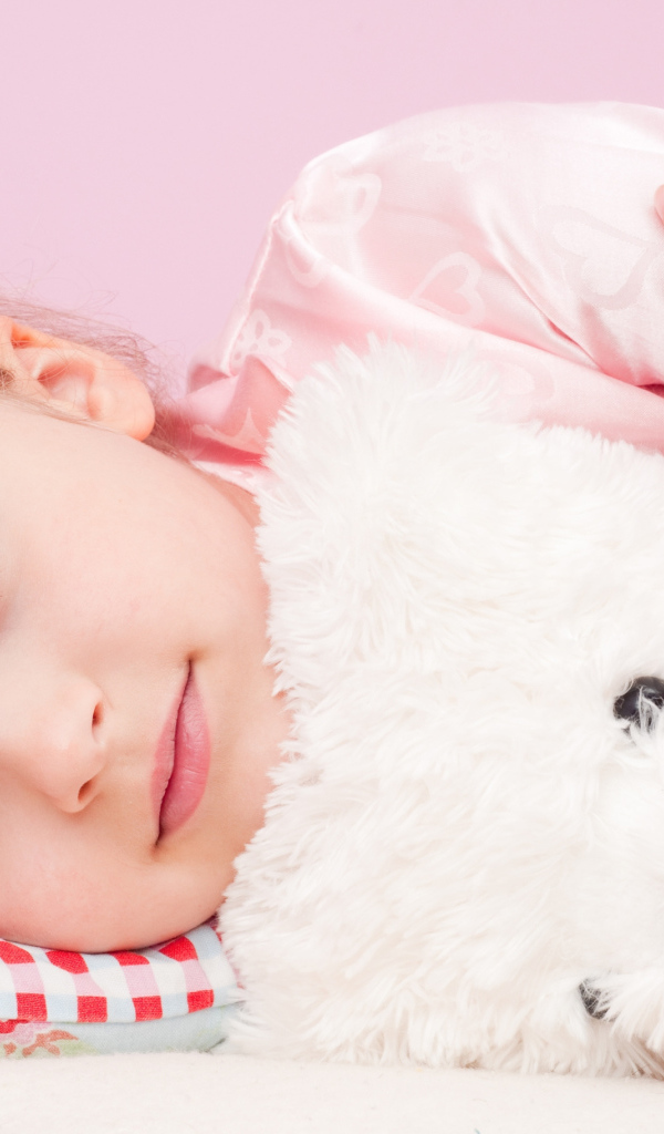 Маленькая девочка с белым игрушечным медведем