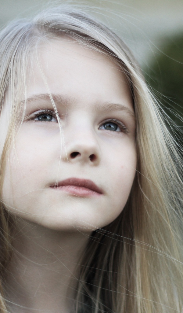 Маленькая девочка с распущенными волосами