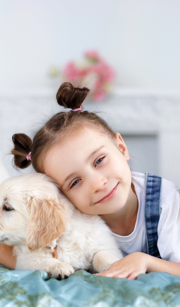 Маленькая девочка со щенками золотистого ретривера