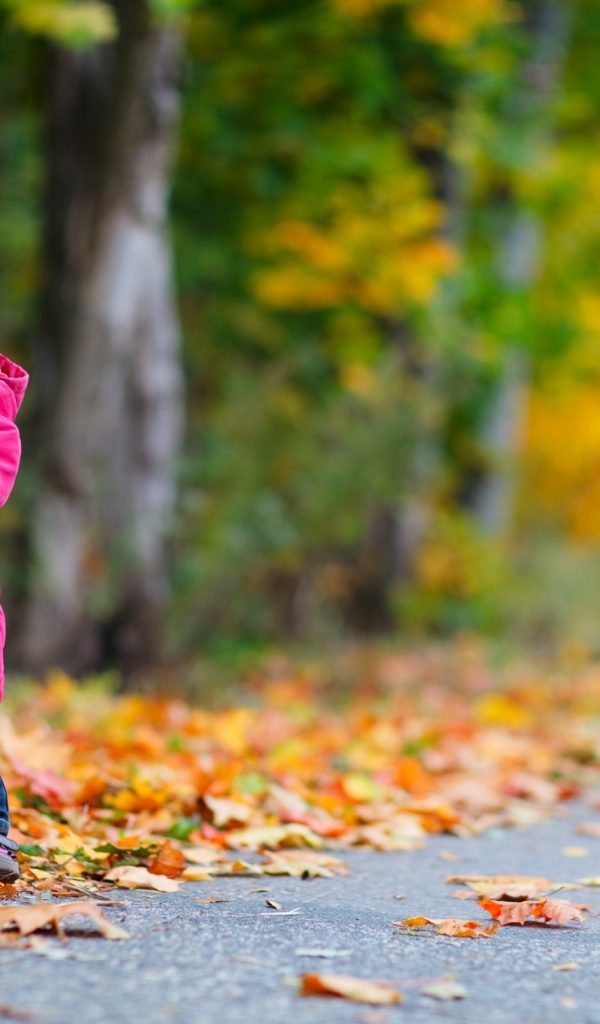 Маленькая девочка с игрушкой на дороге