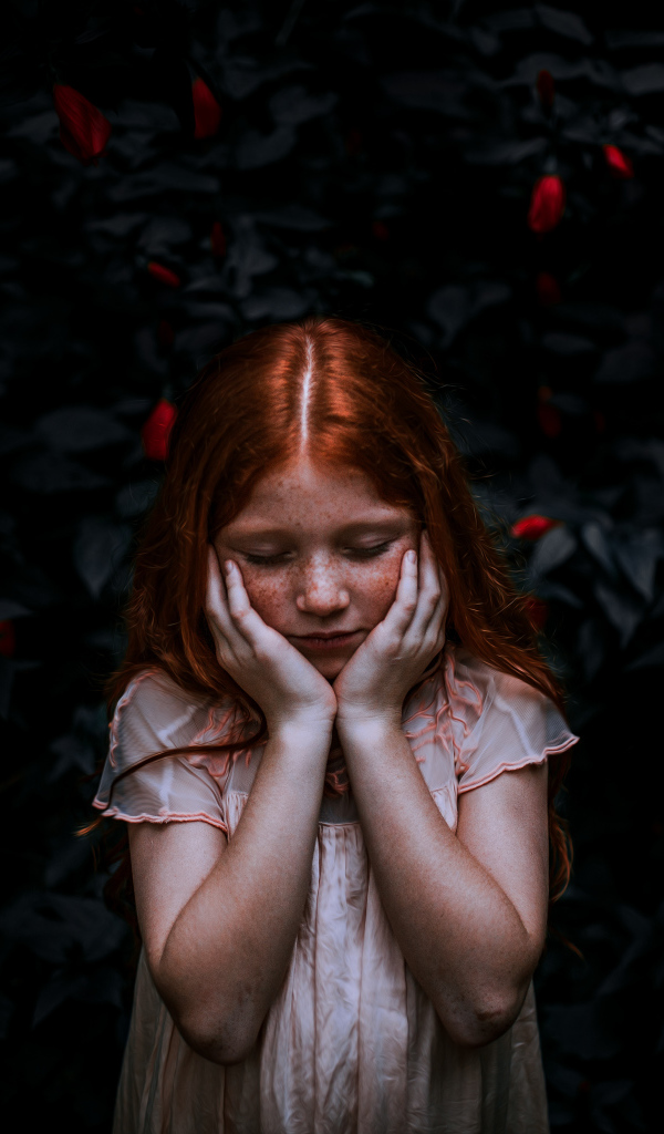 Маленькая рыжеволосая девочка с закрытыми глазами 