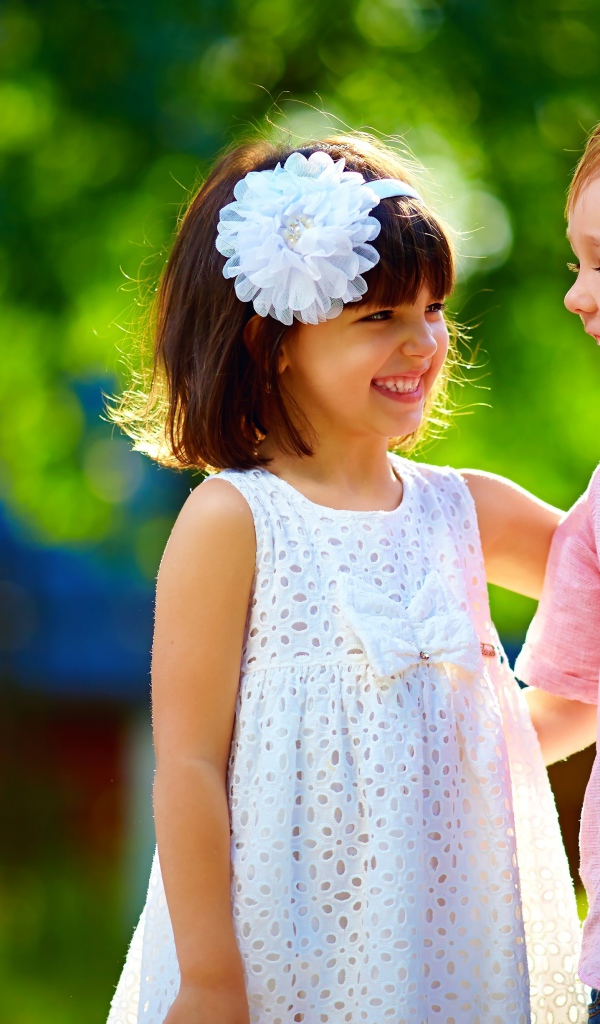 Маленькие улыбающиеся мальчик и девочка