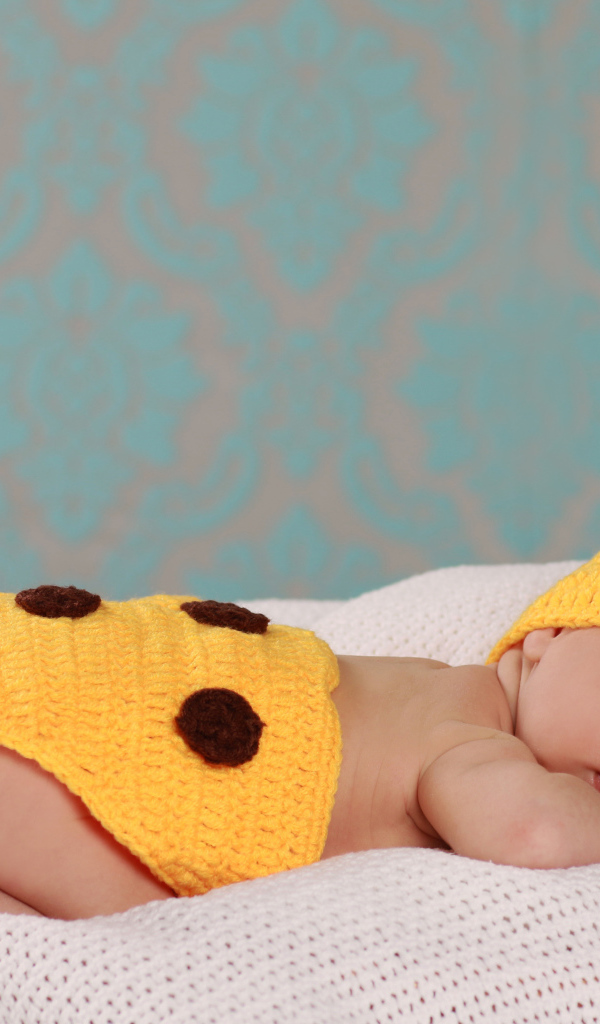 Спящий младенец в вязаном костюме Пикачу