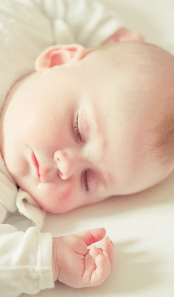 Спящий милый грудной ребенок