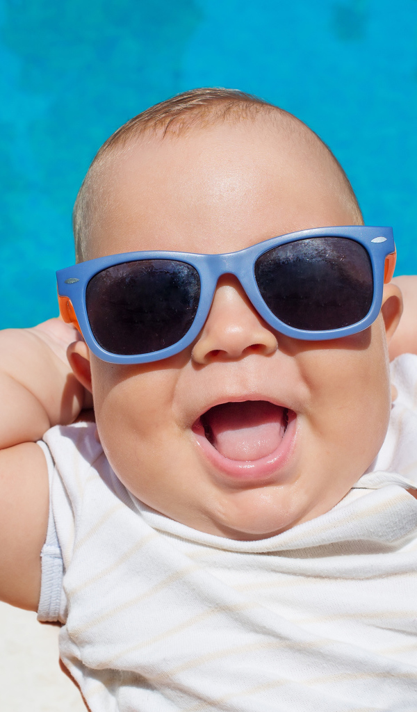 Улыбающийся младенец  солнечных очках 