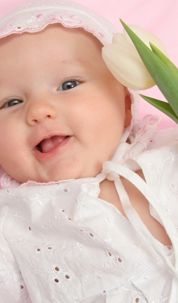 Улыбающийся младенец с тюльпаном