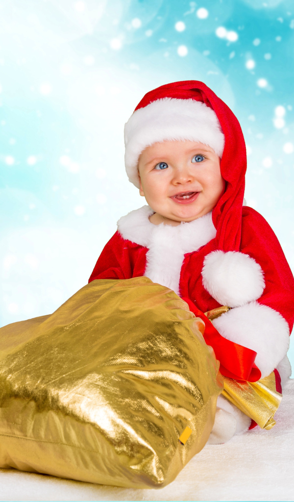 Улыбающийся ребенок в костюме Санта Клауса  с мешком 