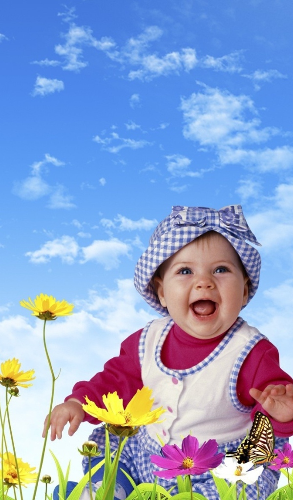 Улыбающийся ребенок на фоне голубого неба