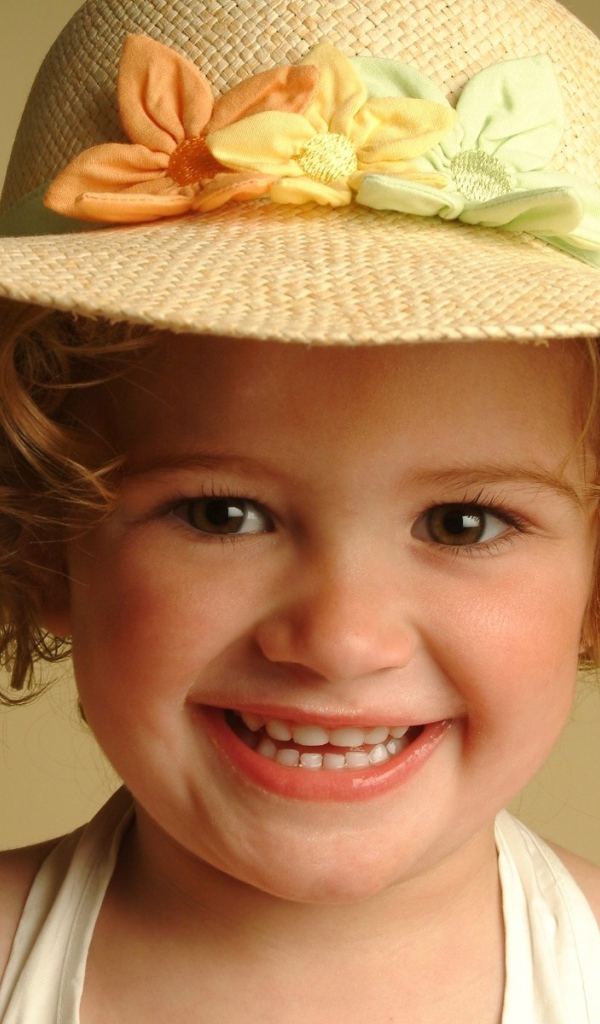 Улыбающаяся девочка в большой шляпе