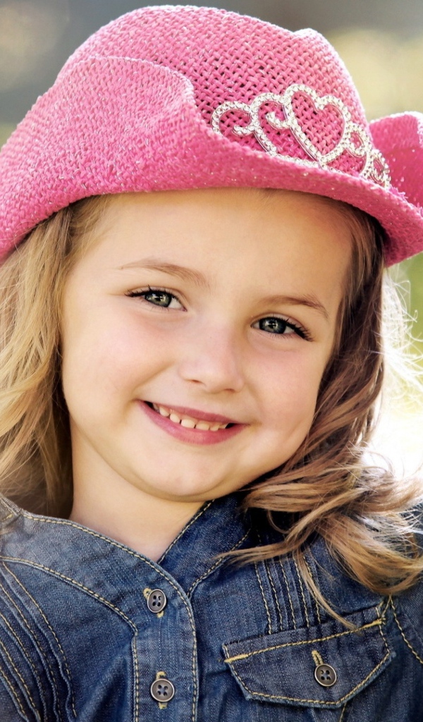 Улыбающаяся девочка в розовой шляпе