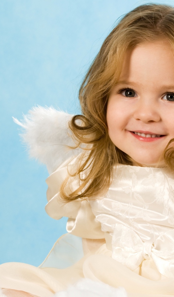Улыбающаяся девочка с крыльями ангела