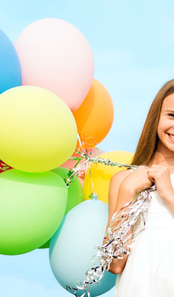 Улыбающаяся девочка с воздушными шарами