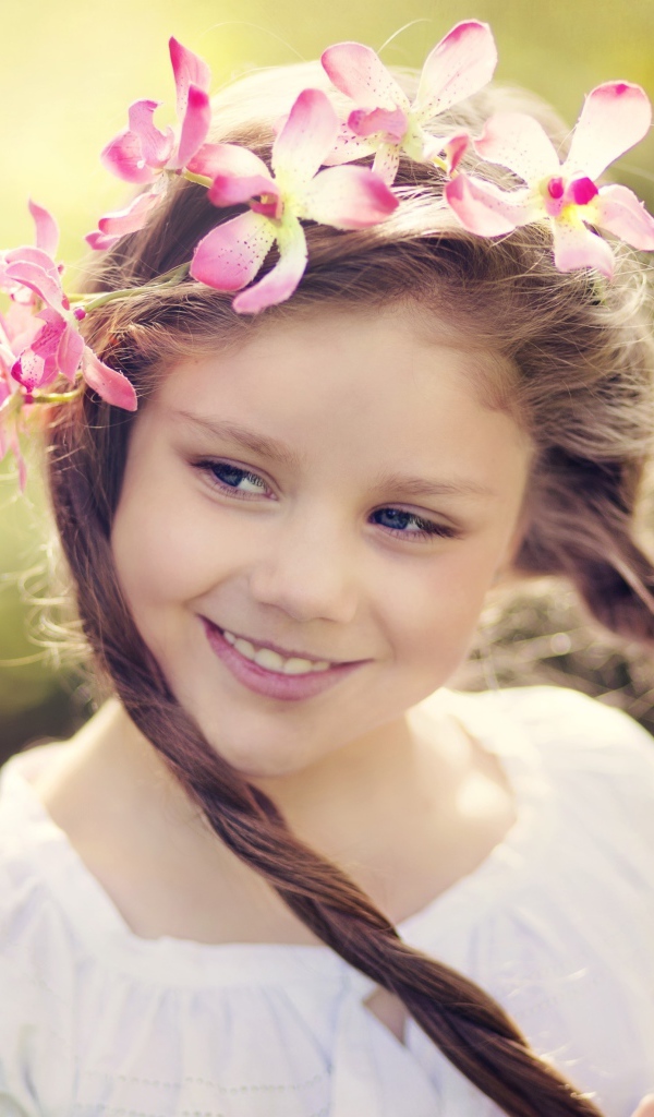 Улыбающаяся маленькая девочка с косичками