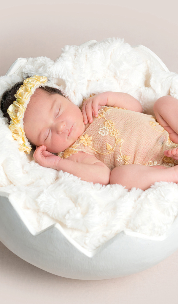 Младенец спит с мягкой белой скорлупе