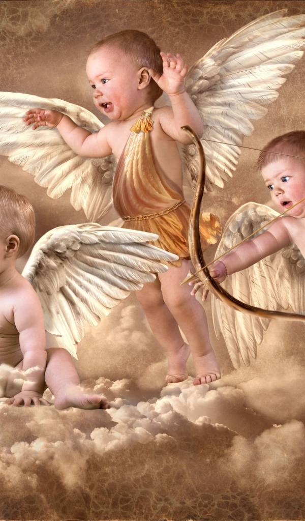 Три маленьких ребенка в костюме купидонов