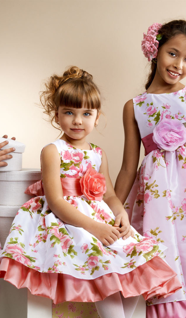 Три маленькие девочки в красивых платьях