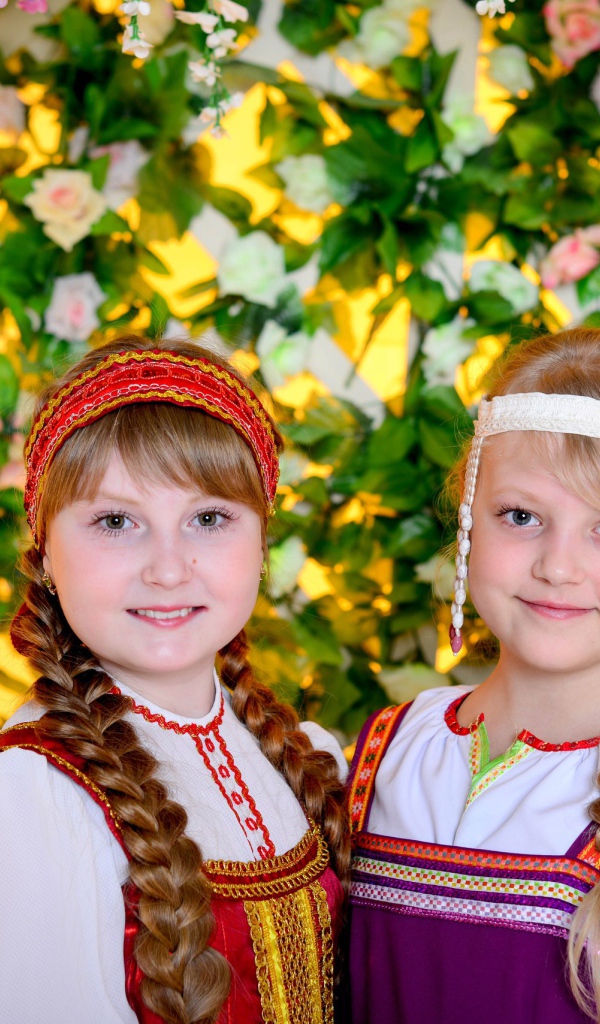 Две девочки в народных костюмах
