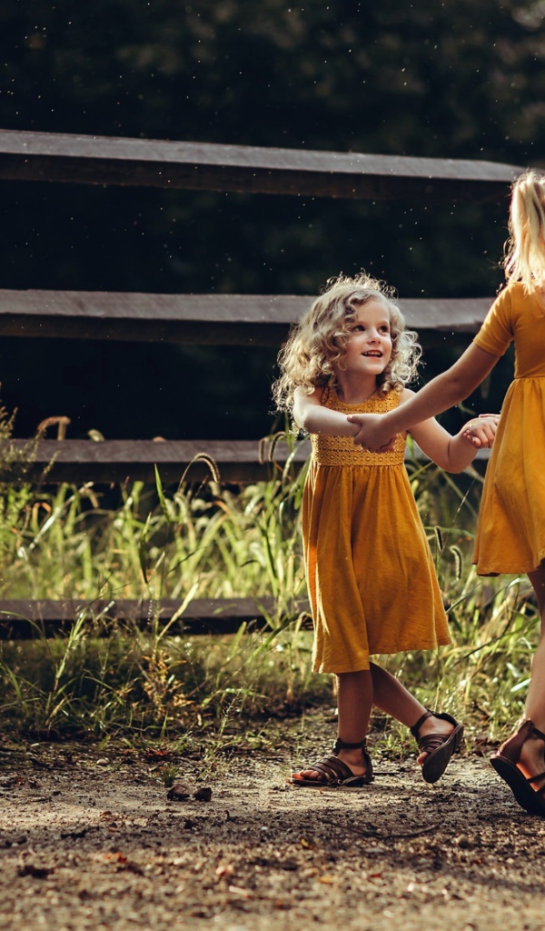 Две маленькие девочки танцуют