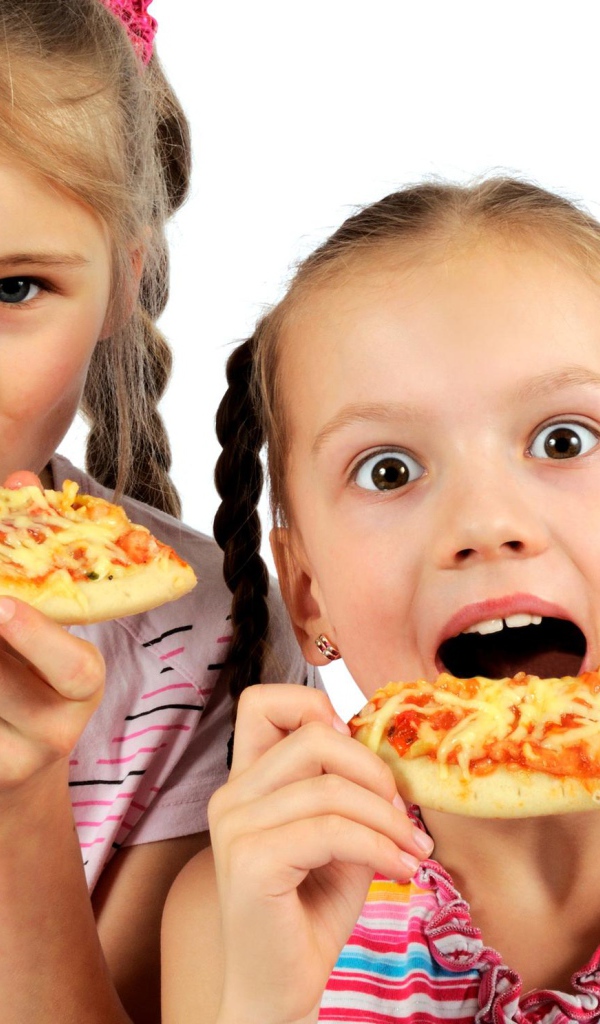 Две маленькие девочки с пиццей