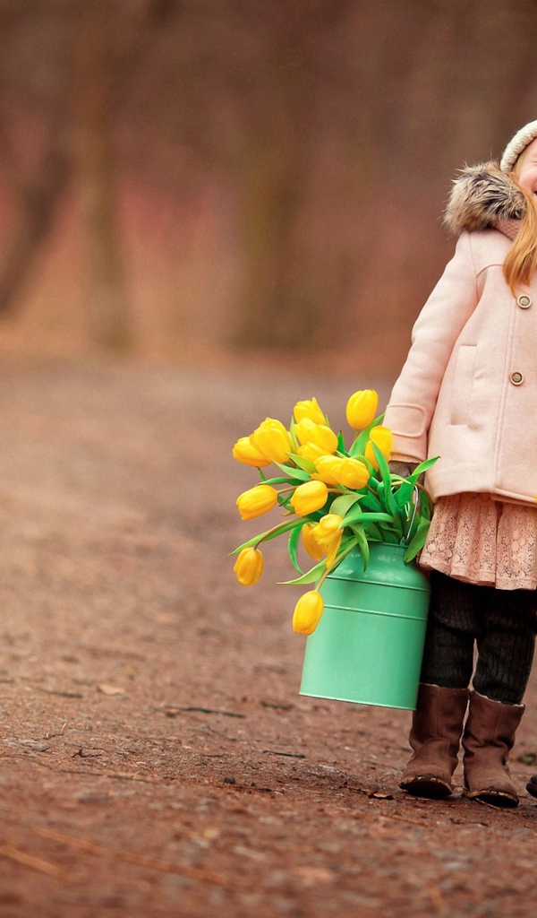 Две маленькие девочки с желтыми тюльпанами весной