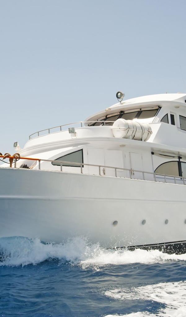 Красивая белая яхта в море на фоне голубого неба 