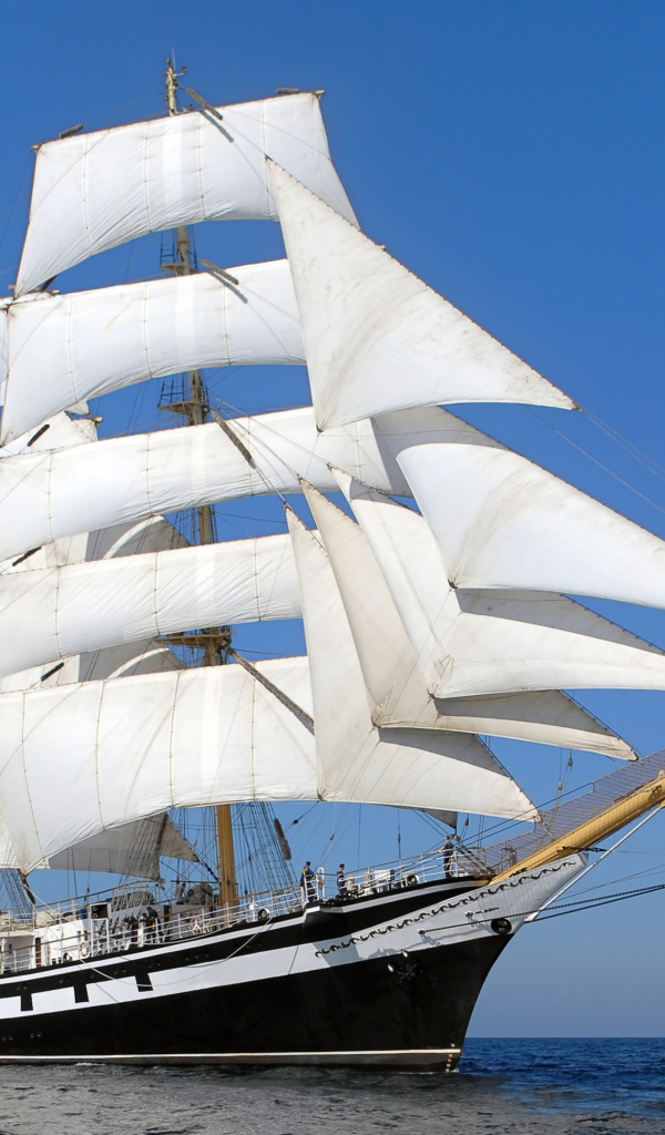 Большой корабль с белыми парусами в море 