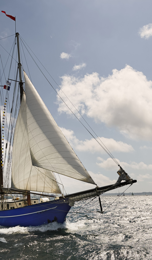 Парусно судно в море солнечным днем