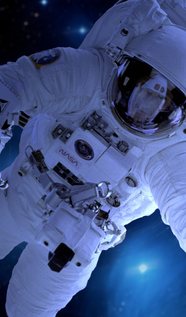 Астронавт в открытом космосе среди звезд