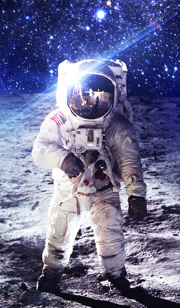 Астронавт идет по поверхности луны