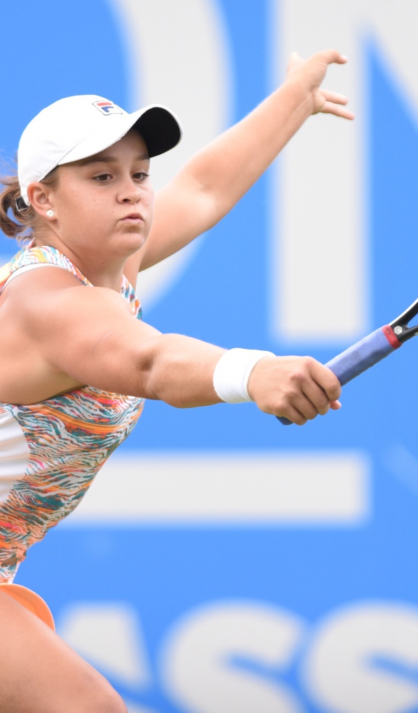 Австралийская теннисистка Эшли Барти на корте с ракеткой