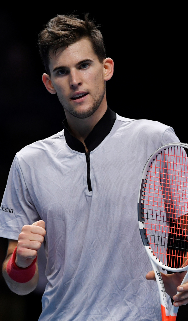 Австрийский теннисист Доминик Тим с ракеткой