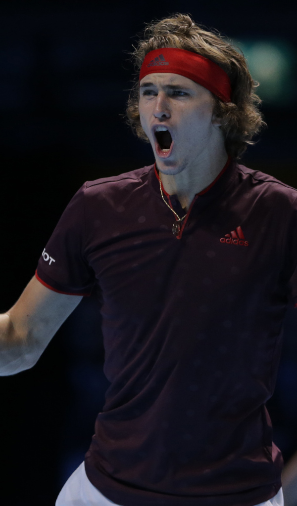Профессиональный теннисист Александр Зверев с ракеткой кричит на корте 